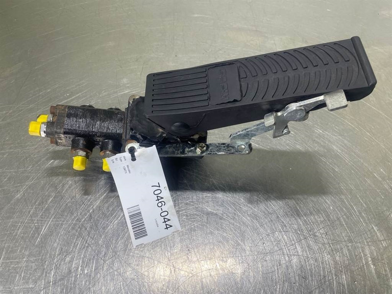 Mecalac 12MTX-5360657-Brake valve/Bremsventile/Remventiel - Hidraulika - Építőipari gépek: 4 kép. Mecalac 12MTX-5360657-Brake valve/Bremsventile/Remventiel - Hidraulika - Építőipari gépek: 4 kép.