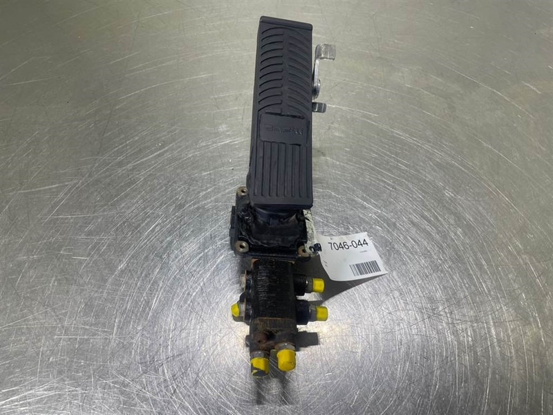 Mecalac 12MTX-5360657-Brake valve/Bremsventile/Remventiel - Hidraulika - Építőipari gépek: 2 kép. Mecalac 12MTX-5360657-Brake valve/Bremsventile/Remventiel - Hidraulika - Építőipari gépek: 2 kép.