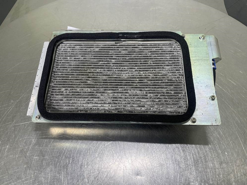 Mecalac 12MTX-5370437-Airco condenser/Klimakondensator - Keret/ Alváz - Építőipari gépek: 2 kép. Mecalac 12MTX-5370437-Airco condenser/Klimakondensator - Keret/ Alváz - Építőipari gépek: 2 kép.