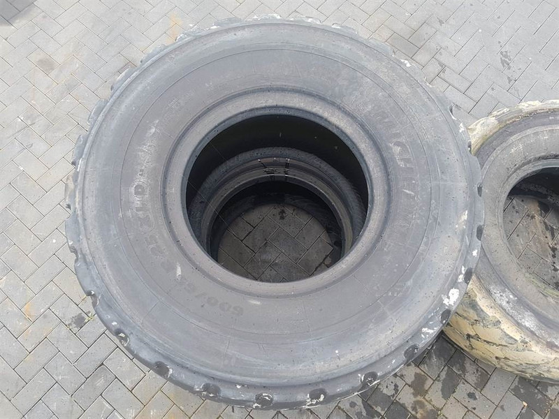 Michelin 600/65R25 - Tyre/Reifen/Band - Gumiabroncsok és felnik - Építőipari gépek: 2 kép. Michelin 600/65R25 - Tyre/Reifen/Band - Gumiabroncsok és felnik - Építőipari gépek: 2 kép.