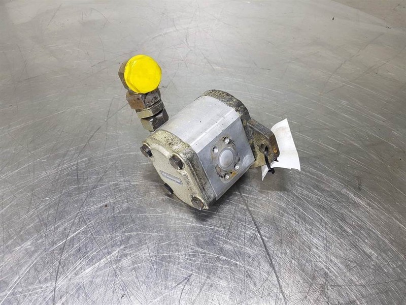 O & K L20I-Haldex W15A1-33-R-5-K-06-N-N-Gearpump - Hidraulika: 2 kép. O & K L20I-Haldex W15A1-33-R-5-K-06-N-N-Gearpump - Hidraulika: 2 kép.