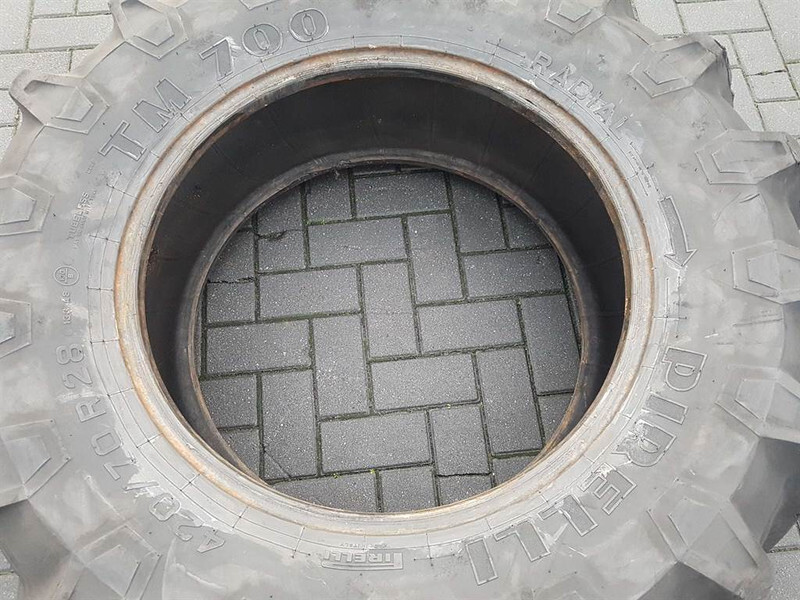 Pirelli 420/70R28-Tire/Reifen/Band - Gumiabroncsok és felnik - Építőipari gépek: 4 kép. Pirelli 420/70R28-Tire/Reifen/Band - Gumiabroncsok és felnik - Építőipari gépek: 4 kép.