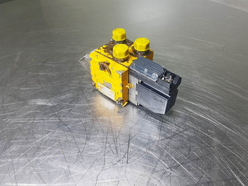 Sauer Danfoss 157Z813112 - Valve/Ventile/Ventiel - Hidraulika: 2 kép. Sauer Danfoss 157Z813112 - Valve/Ventile/Ventiel - Hidraulika: 2 kép.