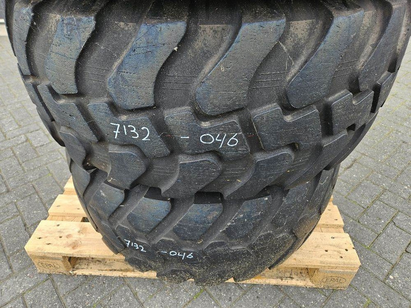 Schaeff SKL834-Firestone 405/70R18-Tire/Reifen/Band - Gumiabroncsok és felnik - Építőipari gépek: 3 kép. Schaeff SKL834-Firestone 405/70R18-Tire/Reifen/Band - Gumiabroncsok és felnik - Építőipari gépek: 3 kép.