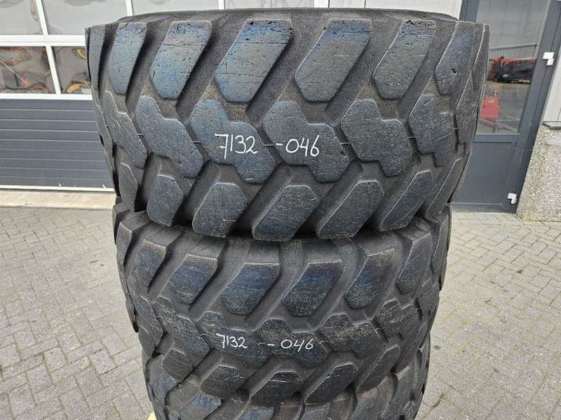 Schaeff SKL834-Firestone 405/70R18-Tire/Reifen/Band - Gumiabroncsok és felnik - Építőipari gépek: 2 kép. Schaeff SKL834-Firestone 405/70R18-Tire/Reifen/Band - Gumiabroncsok és felnik - Építőipari gépek: 2 kép.