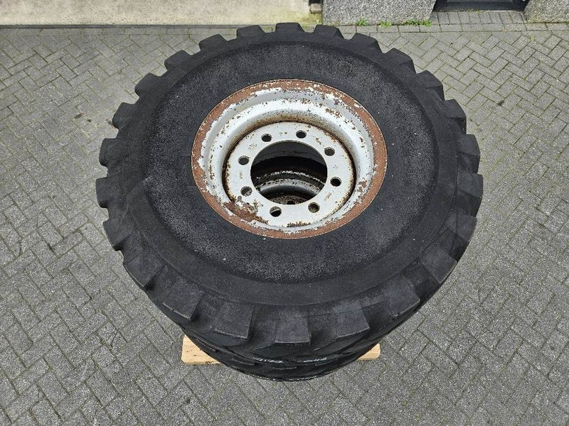 Schaeff SKL834-Firestone 405/70R18-Tire/Reifen/Band - Gumiabroncsok és felnik - Építőipari gépek: 5 kép. Schaeff SKL834-Firestone 405/70R18-Tire/Reifen/Band - Gumiabroncsok és felnik - Építőipari gépek: 5 kép.