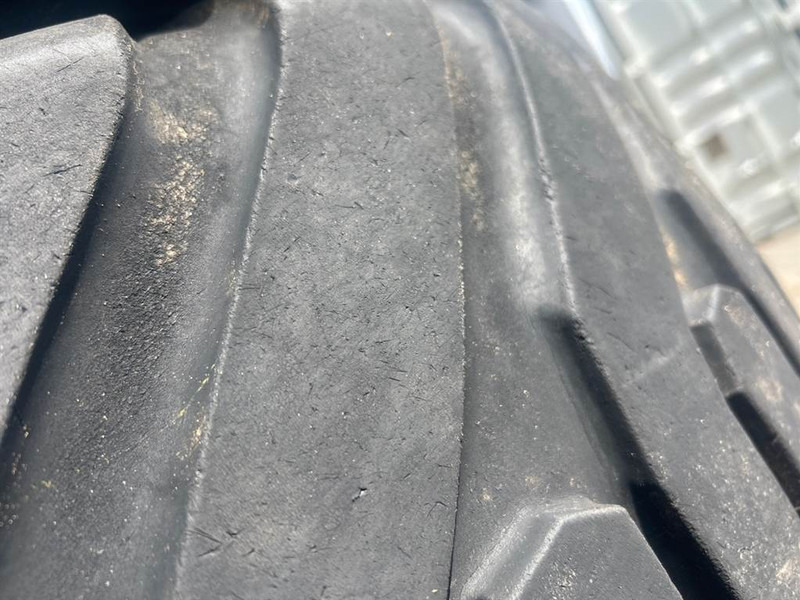 Schaeff SKL841-Altura 550/45-22.5-Tire/Reifen/Band - Gumiabroncsok és felnik - Építőipari gépek: 2 kép. Schaeff SKL841-Altura 550/45-22.5-Tire/Reifen/Band - Gumiabroncsok és felnik - Építőipari gépek: 2 kép.