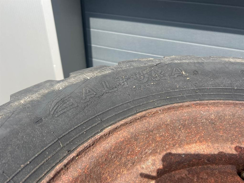 Schaeff SKL841-Altura 550/45-22.5-Tire/Reifen/Band - Gumiabroncsok és felnik - Építőipari gépek: 5 kép. Schaeff SKL841-Altura 550/45-22.5-Tire/Reifen/Band - Gumiabroncsok és felnik - Építőipari gépek: 5 kép.
