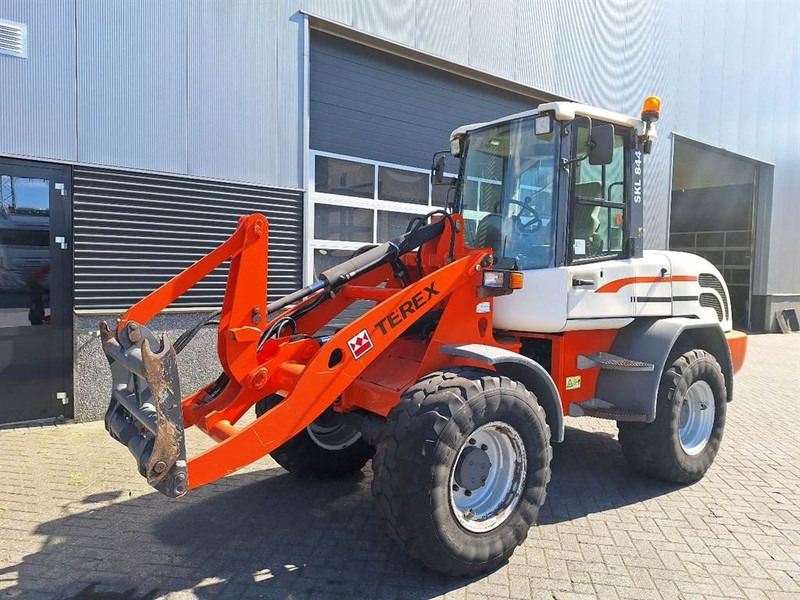Schaeff SKL844 - Gumikerekes homlokrakodó: 2 kép. Schaeff SKL844 - Gumikerekes homlokrakodó: 2 kép.