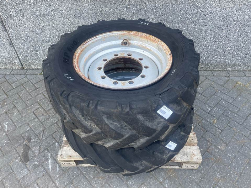 Schaeff SKS661-BKT 405/70-24 (16/70-24)-Tire/Reifen/Band - Gumiabroncsok és felnik - Építőipari gépek: 2 kép. Schaeff SKS661-BKT 405/70-24 (16/70-24)-Tire/Reifen/Band - Gumiabroncsok és felnik - Építőipari gépek: 2 kép.