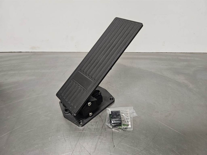 Terex TL260-5350260006-Gas pedal/Fusspedal/Gaspedaal - Elektromos rendszer - Építőipari gépek: 1 kép. Terex TL260-5350260006-Gas pedal/Fusspedal/Gaspedaal - Elektromos rendszer - Építőipari gépek: 1 kép.
