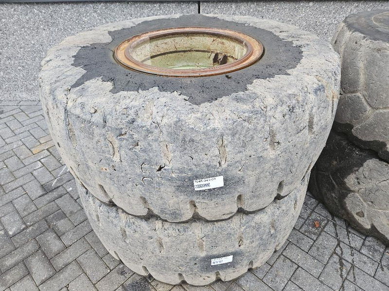 Terex TL260S-Banden 20.5-R25-Solid wheels / Full Gummi - Gumiabroncsok és felnik - Építőipari gépek: 3 kép. Terex TL260S-Banden 20.5-R25-Solid wheels / Full Gummi - Gumiabroncsok és felnik - Építőipari gépek: 3 kép.