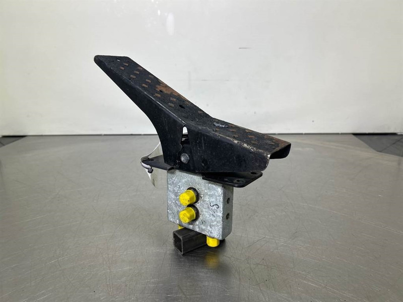 Terex TW150-Atlas 6073926-Pedal/Pedaal - Fülke és belső tér - Építőipari gépek: 1 kép. Terex TW150-Atlas 6073926-Pedal/Pedaal - Fülke és belső tér - Építőipari gépek: 1 kép.