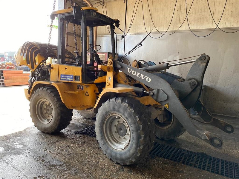 Volvo L 30 B-Z / SX (For parts) - Gumikerekes homlokrakodó: 2 kép. Volvo L 30 B-Z / SX (For parts) - Gumikerekes homlokrakodó: 2 kép.