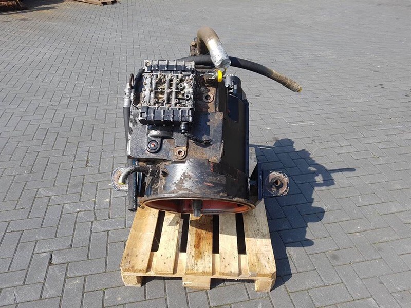 ZF - Transmission/Getriebe/Transmissiebak - Sebességváltó és alkatrészek - Építőipari gépek: 2 kép. ZF - Transmission/Getriebe/Transmissiebak - Sebességváltó és alkatrészek - Építőipari gépek: 2 kép.