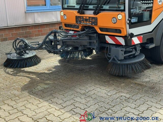 Bucher City Cat 5006 3Besen Sweeper 4 Radlenkung - Utcaseprő gép: 5 kép. Bucher City Cat 5006 3Besen Sweeper 4 Radlenkung - Utcaseprő gép: 5 kép.