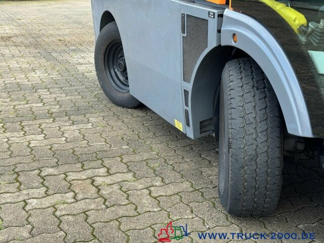DULEVO 2000 3 Besen- 4x4Allrad- 4 Radlenkung - Utcaseprő gép: 4 kép. DULEVO 2000 3 Besen- 4x4Allrad- 4 Radlenkung - Utcaseprő gép: 4 kép.