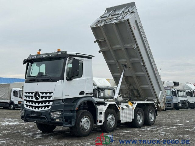Mercedes-Benz Arocs 3248 8x4/4 Moser 3 Seiten Kipper Retarder - Billenőplatós teherautó: 2 kép. Mercedes-Benz Arocs 3248 8x4/4 Moser 3 Seiten Kipper Retarder - Billenőplatós teherautó: 2 kép.