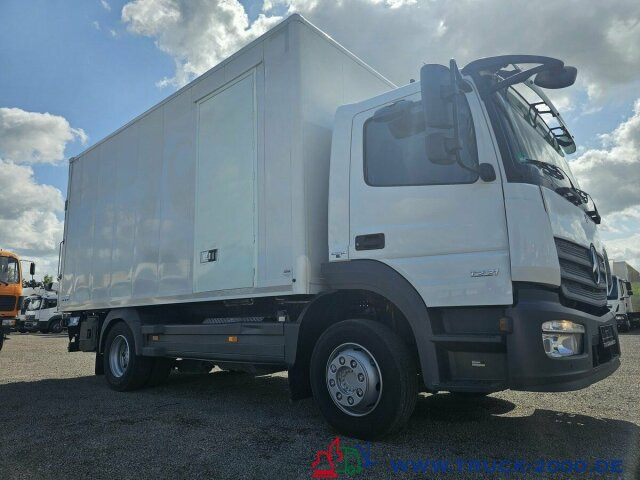 Mercedes-Benz Atego 1221 Koffer Ladebordwand 1.5t. seitl. Tür - Dobozos felépítményű teherautó: 3 kép. Mercedes-Benz Atego 1221 Koffer Ladebordwand 1.5t. seitl. Tür - Dobozos felépítményű teherautó: 3 kép.