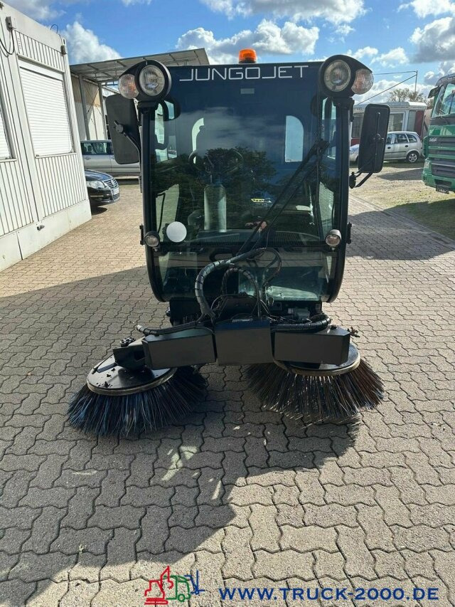 Nilfisk JungoJet3500 Winterdienst & Kehrmaschine - Utcaseprő gép: 5 kép. Nilfisk JungoJet3500 Winterdienst & Kehrmaschine - Utcaseprő gép: 5 kép.