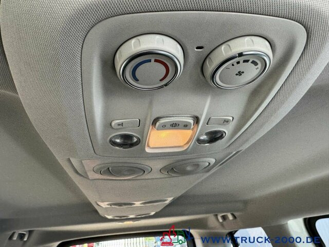 Opel Vivaro 9 Sitzer Klima vorne & hinten Navi + DAB - Minibusz, Kisbusz: 3 kép. Opel Vivaro 9 Sitzer Klima vorne & hinten Navi + DAB - Minibusz, Kisbusz: 3 kép.