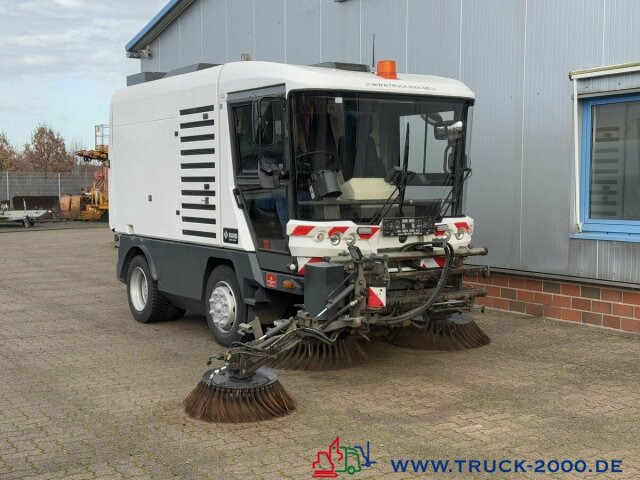 Ravo 540 3 Besensystem Sweeper + Sprühen 50 Km/h - Utcaseprő gép: 2 kép. Ravo 540 3 Besensystem Sweeper + Sprühen 50 Km/h - Utcaseprő gép: 2 kép.
