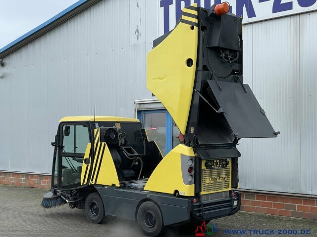 Schmidt Johnston Bucher CX 201 Sweeper Kehren + Sprühen - Utcaseprő gép: 4 kép. Schmidt Johnston Bucher CX 201 Sweeper Kehren + Sprühen - Utcaseprő gép: 4 kép.