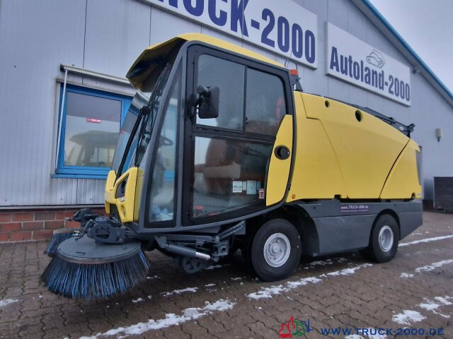 Schmidt Johnston Bucher Sweeper CX 201 Kehren + Sprühen Klima - Utcaseprő gép: 5 kép. Schmidt Johnston Bucher Sweeper CX 201 Kehren + Sprühen Klima - Utcaseprő gép: 5 kép.