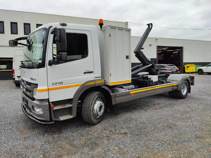 Mercedes-Benz Atego 1218 Containersystem / Hooklift Hyvalift - Horgos rakodó teherautó: 1 kép. Mercedes-Benz Atego 1218 Containersystem / Hooklift Hyvalift - Horgos rakodó teherautó: 1 kép.