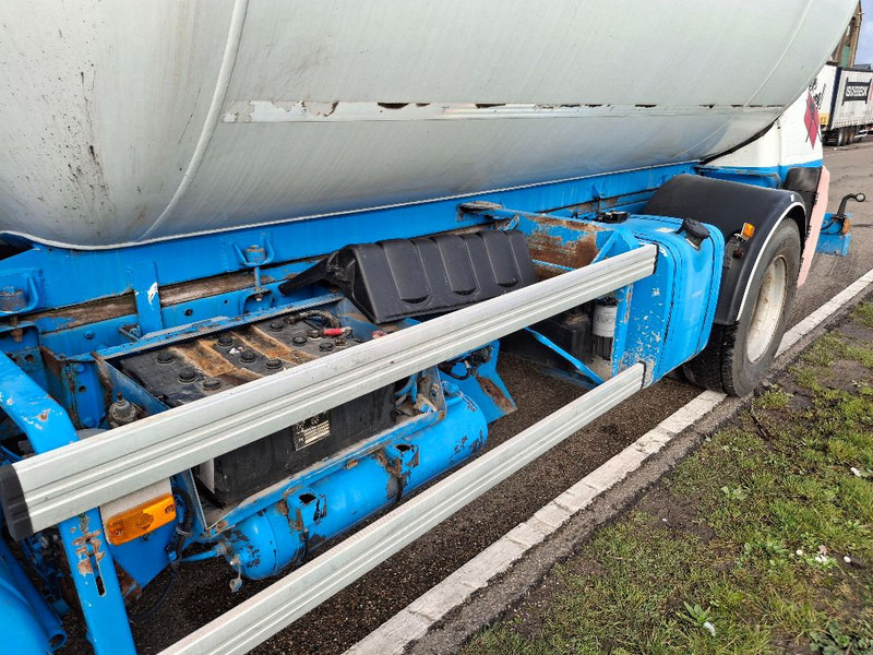 Renault MIDLUM 280DXI - Tartályos teherautó: 3 kép. Renault MIDLUM 280DXI - Tartályos teherautó: 3 kép.