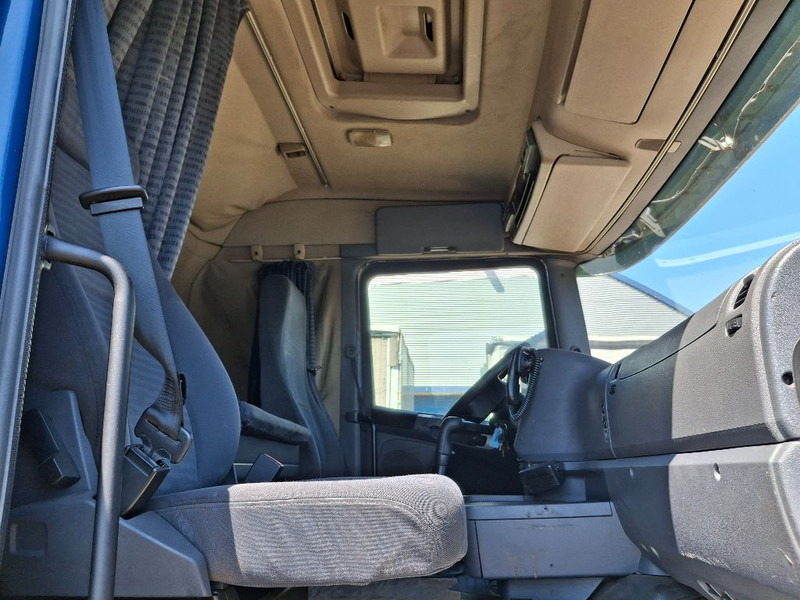 Scania R420 - Dobozos felépítményű teherautó: 2 kép. Scania R420 - Dobozos felépítményű teherautó: 2 kép.