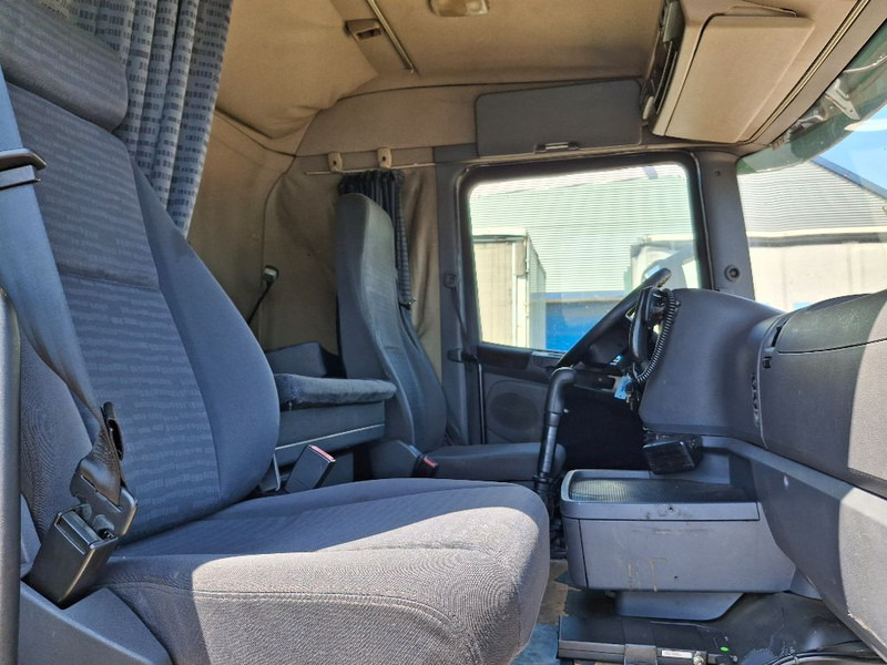 Scania R420 - Dobozos felépítményű teherautó: 3 kép. Scania R420 - Dobozos felépítményű teherautó: 3 kép.