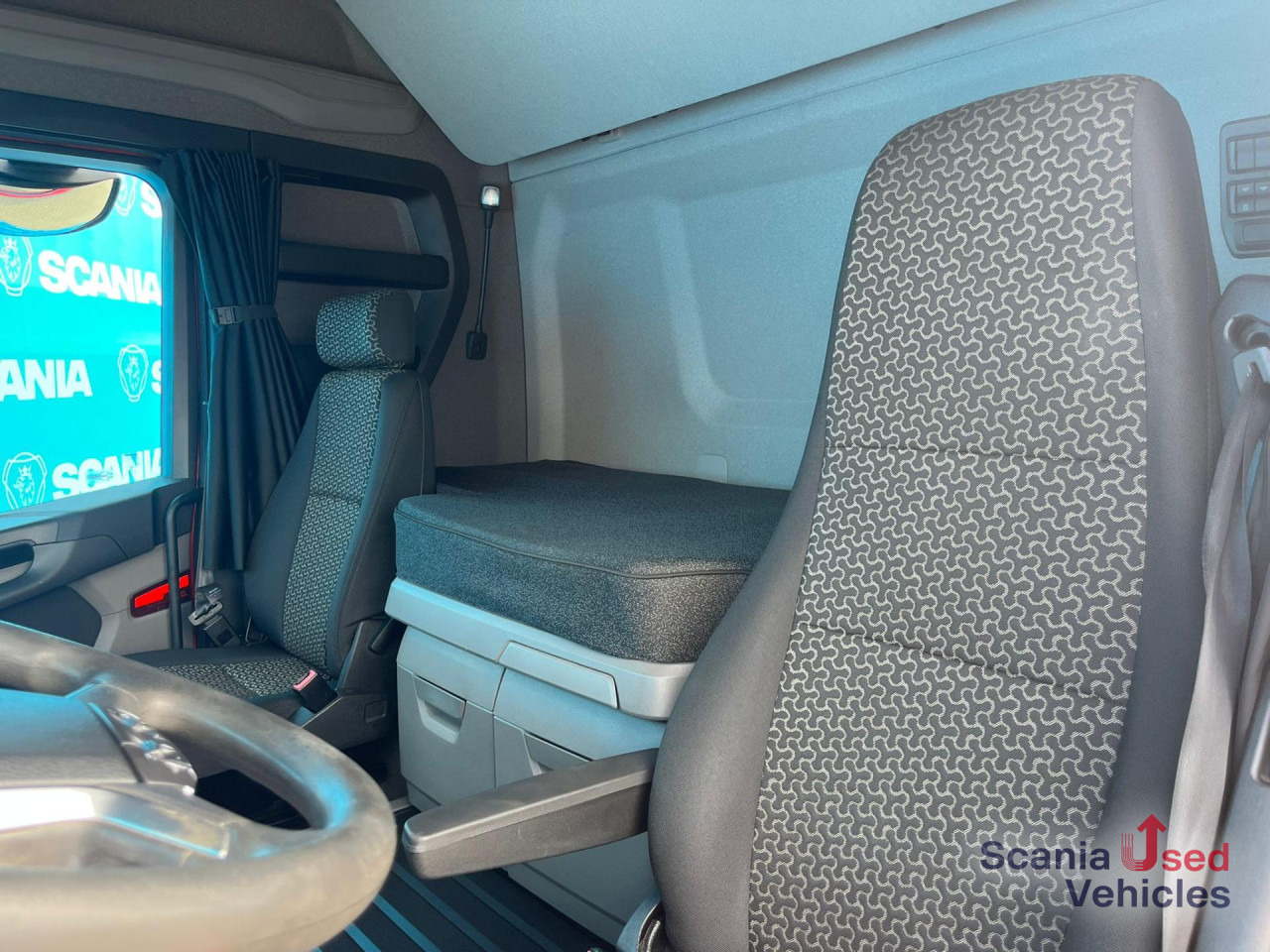 SCANIA R 450 A4x2NA RETARDER 8T DIFF-L HYDRO LOW MILEAGE - Nyergesvontató: 4 kép. SCANIA R 450 A4x2NA RETARDER 8T DIFF-L HYDRO LOW MILEAGE - Nyergesvontató: 4 kép.