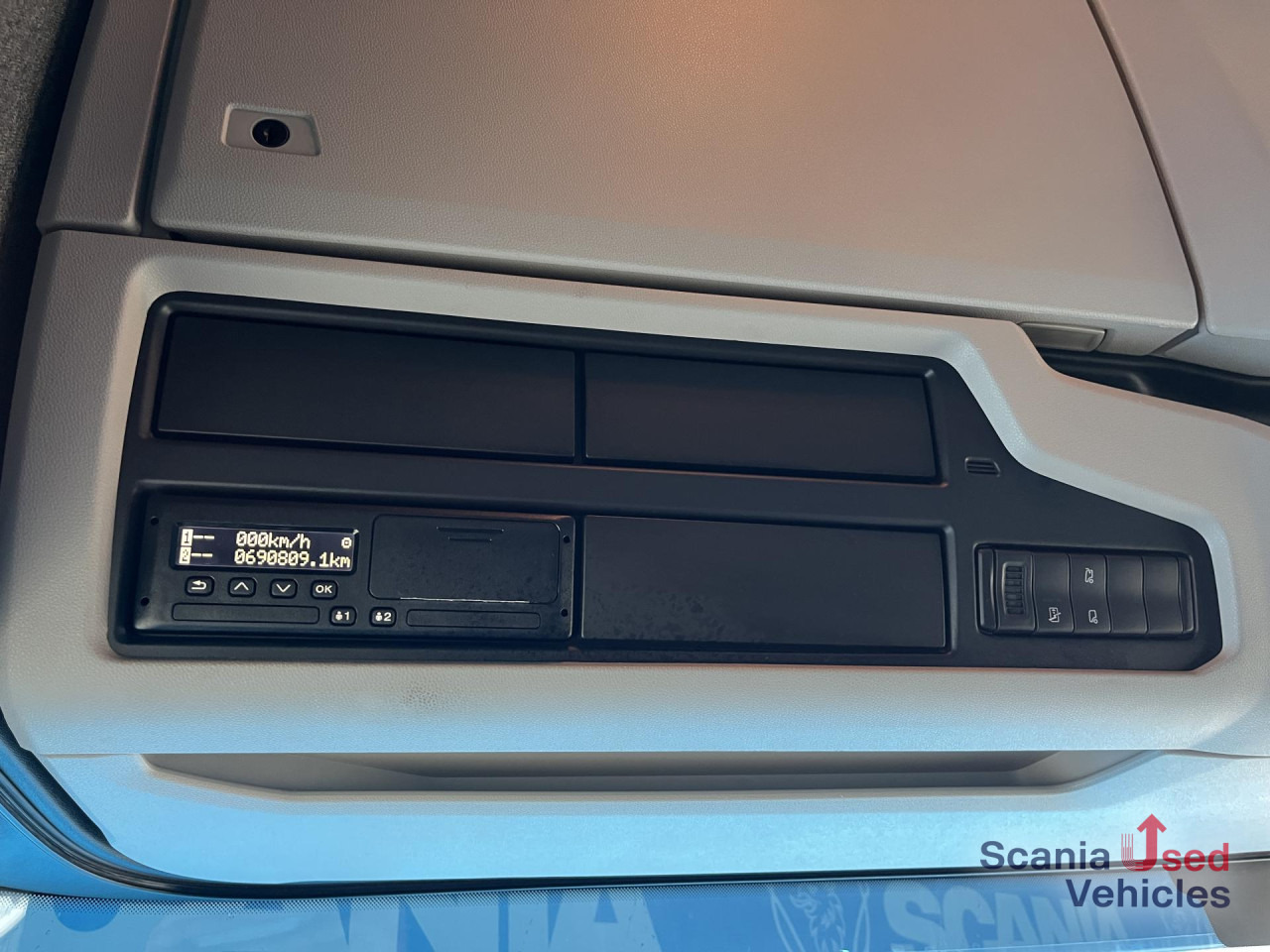 SCANIA R 450 A4x2NA RETARDER DIFF-L P-AIRCO SMART2 - Nyergesvontató: 4 kép. SCANIA R 450 A4x2NA RETARDER DIFF-L P-AIRCO SMART2 - Nyergesvontató: 4 kép.