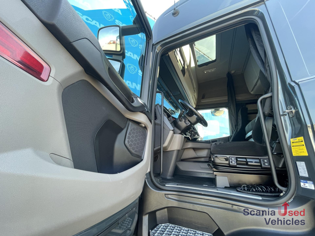 SCANIA R 460 A4x2EB RETARDER MEGA VOLUME P-AIRCO SUPER - Nyergesvontató: 2 kép. SCANIA R 460 A4x2EB RETARDER MEGA VOLUME P-AIRCO SUPER - Nyergesvontató: 2 kép.