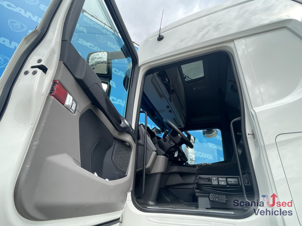 SCANIA S 450 A4X2NA RETARDER DIFF-L PARK AIRCO ACC - Nyergesvontató: 2 kép. SCANIA S 450 A4X2NA RETARDER DIFF-L PARK AIRCO ACC - Nyergesvontató: 2 kép.
