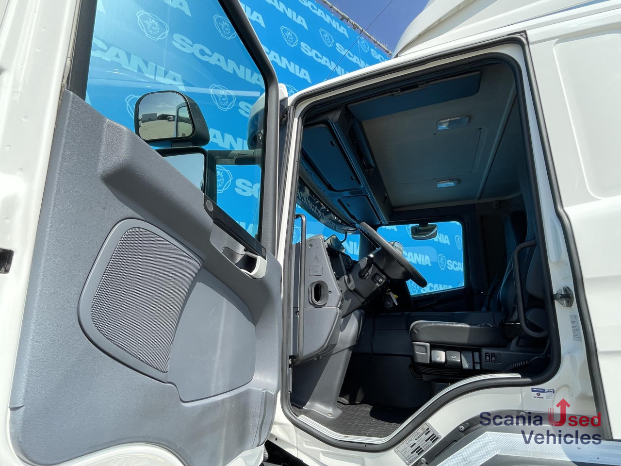 SCANIA P 250 DB4x2MNB SIDE DOORS FULL AIR 250X246X250CM - Dobozos felépítményű teherautó: 4 kép. SCANIA P 250 DB4x2MNB SIDE DOORS FULL AIR 250X246X250CM - Dobozos felépítményű teherautó: 4 kép.