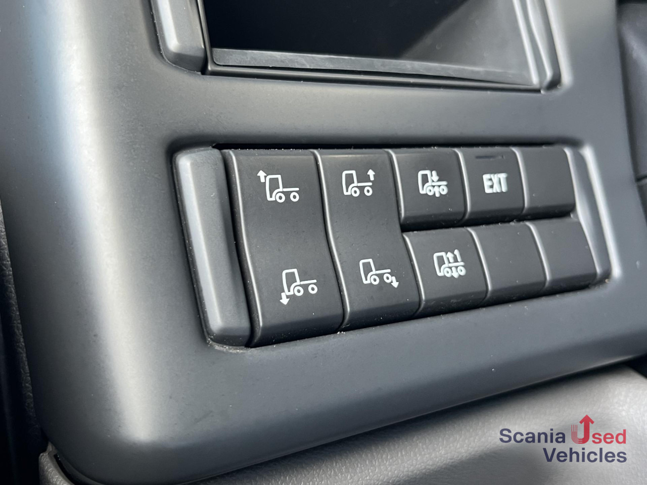 SCANIA P 320 B6x2*4NB RETARDER FULL AIR 8T 7.2x2.5x2.35M - Dobozos felépítményű teherautó: 4 kép. SCANIA P 320 B6x2*4NB RETARDER FULL AIR 8T 7.2x2.5x2.35M - Dobozos felépítményű teherautó: 4 kép.