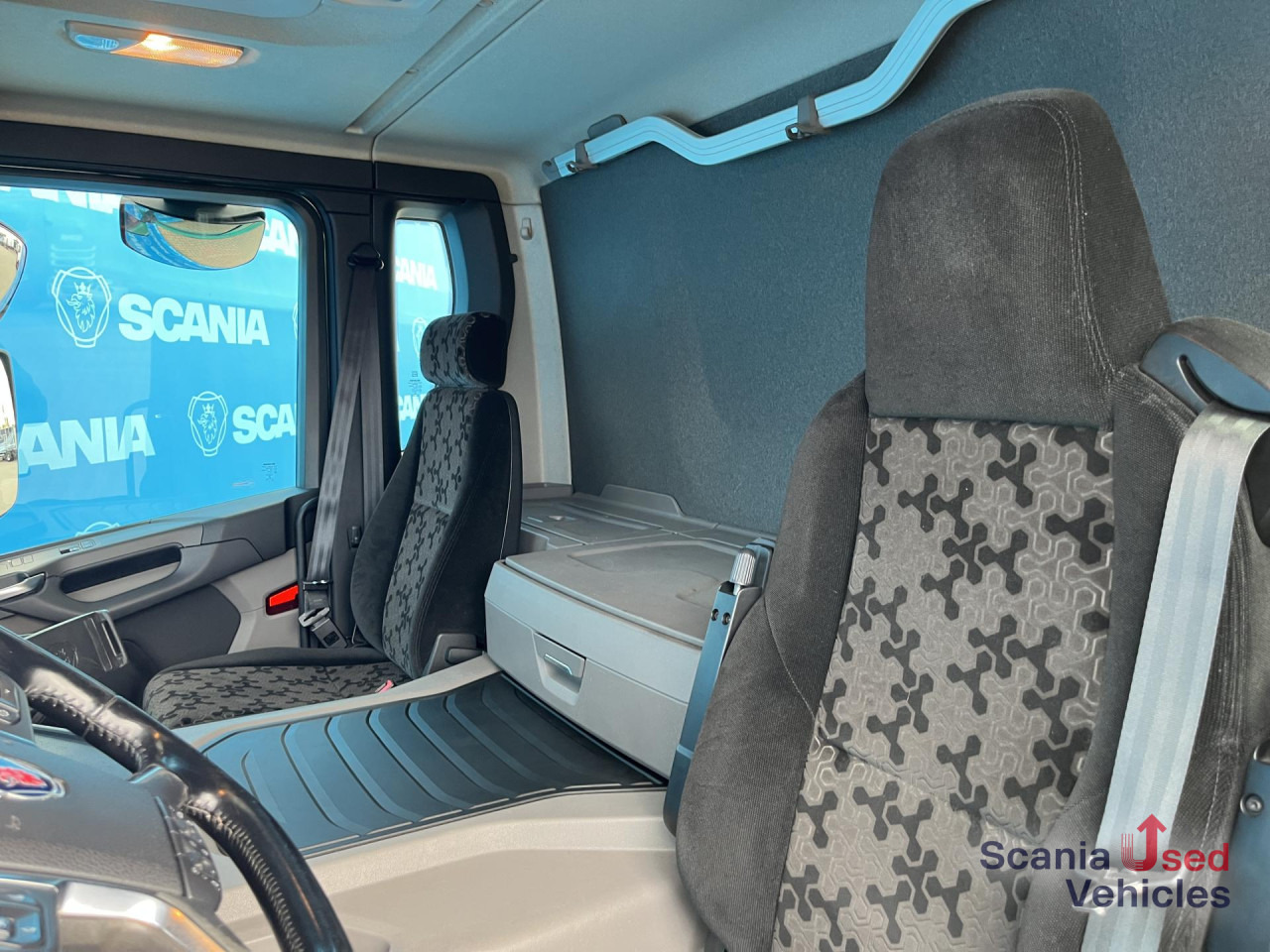 SCANIA P 320 B6x2*4NB RETARDER FULL AIR 8T 7.2x2.5x2.35M - Dobozos felépítményű teherautó: 2 kép. SCANIA P 320 B6x2*4NB RETARDER FULL AIR 8T 7.2x2.5x2.35M - Dobozos felépítményű teherautó: 2 kép.