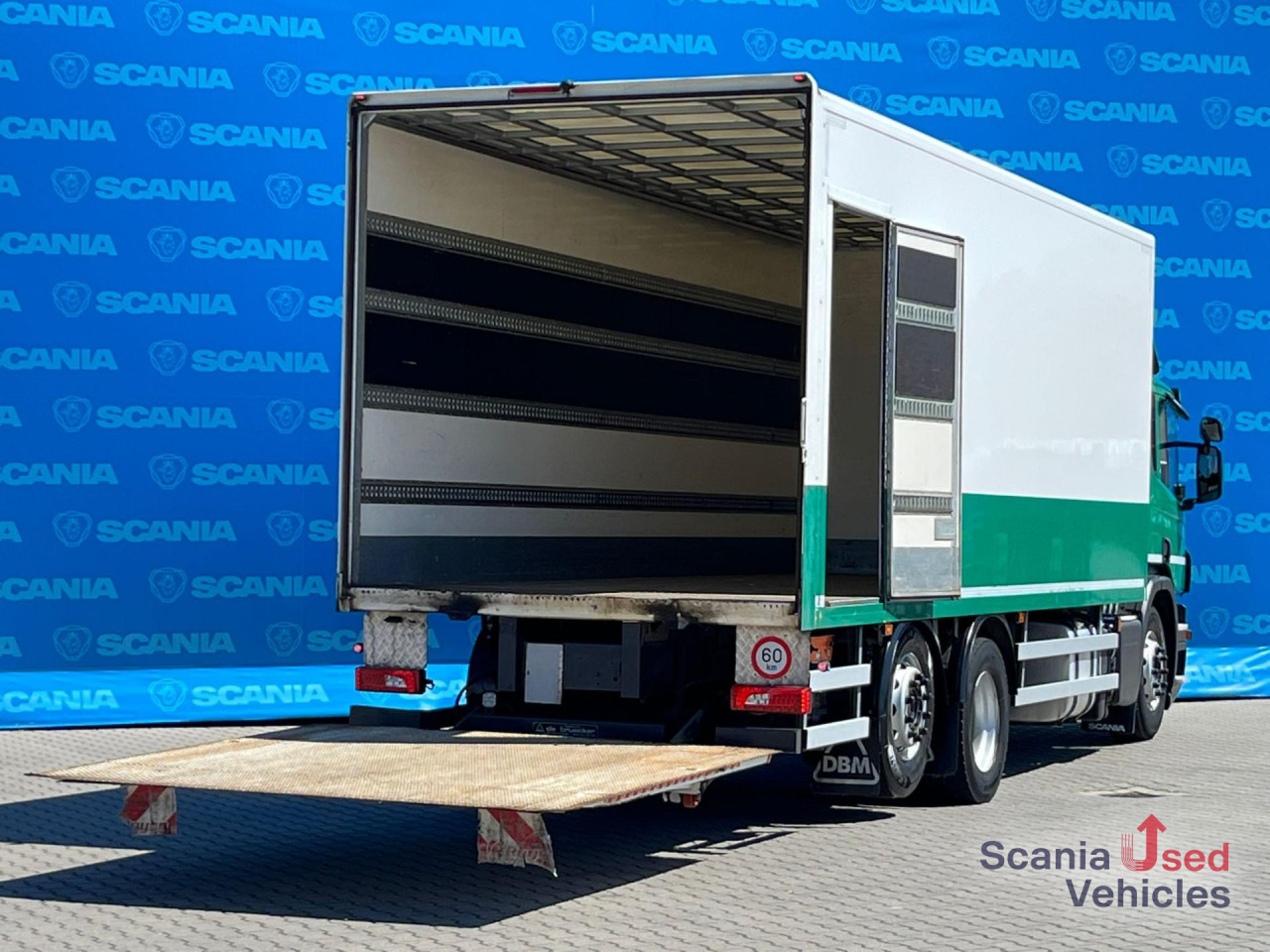 SCANIA P 320 DB6x2*4MNB RETARDER FULL AIR 8T TAIL LIFT 2T - Alvaz teherautó: 2 kép. SCANIA P 320 DB6x2*4MNB RETARDER FULL AIR 8T TAIL LIFT 2T - Alvaz teherautó: 2 kép.