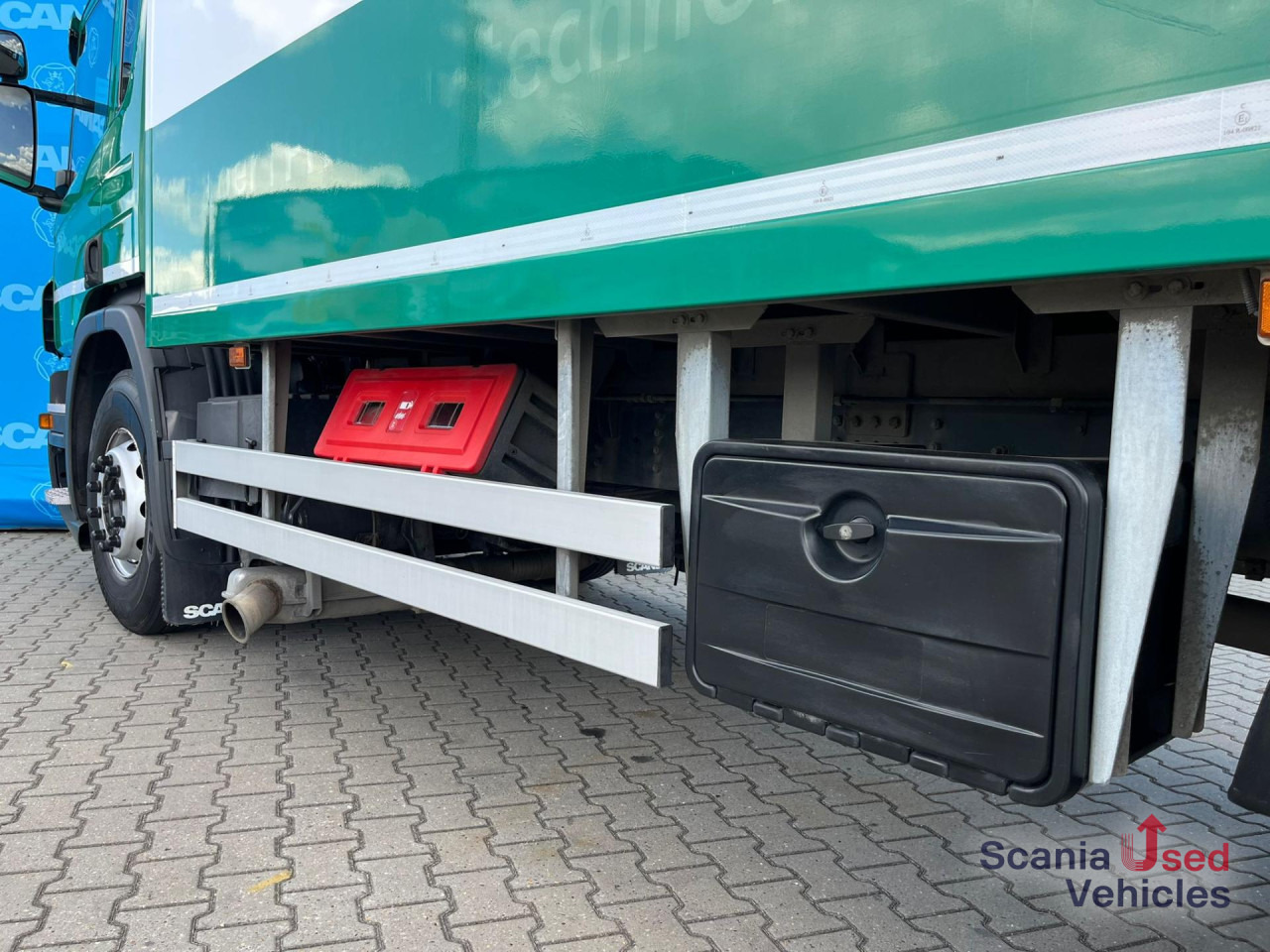 SCANIA P 320 DB6x2*4MNB RETARDER FULL AIR 8T TAIL LIFT 2T - Dobozos felépítményű teherautó: 4 kép. SCANIA P 320 DB6x2*4MNB RETARDER FULL AIR 8T TAIL LIFT 2T - Dobozos felépítményű teherautó: 4 kép.