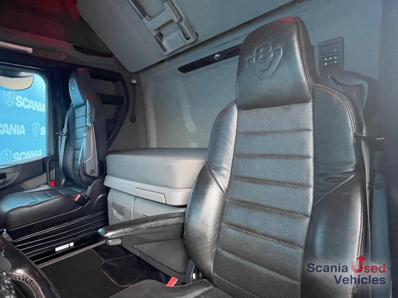 SCANIA R 650 B6x4NB RETARDER V8 WOOD KESLA 2112T CRANE - Rönkszállító teherautó, Darus autó: 4 kép. SCANIA R 650 B6x4NB RETARDER V8 WOOD KESLA 2112T CRANE - Rönkszállító teherautó, Darus autó: 4 kép.