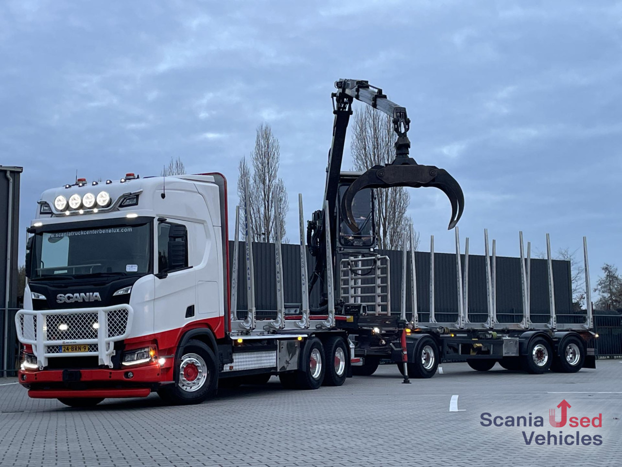 SCANIA R 650 B6x4NB RETARDER V8 WOOD KESLA 2112T CRANE - Rönkszállító teherautó, Darus autó: 1 kép. SCANIA R 650 B6x4NB RETARDER V8 WOOD KESLA 2112T CRANE - Rönkszállító teherautó, Darus autó: 1 kép.