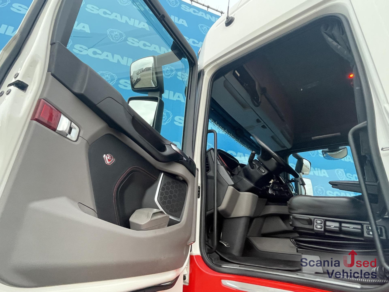 SCANIA R 650 B6x4NB RETARDER V8 WOOD KESLA 2112T CRANE - Rönkszállító teherautó, Darus autó: 3 kép. SCANIA R 650 B6x4NB RETARDER V8 WOOD KESLA 2112T CRANE - Rönkszállító teherautó, Darus autó: 3 kép.