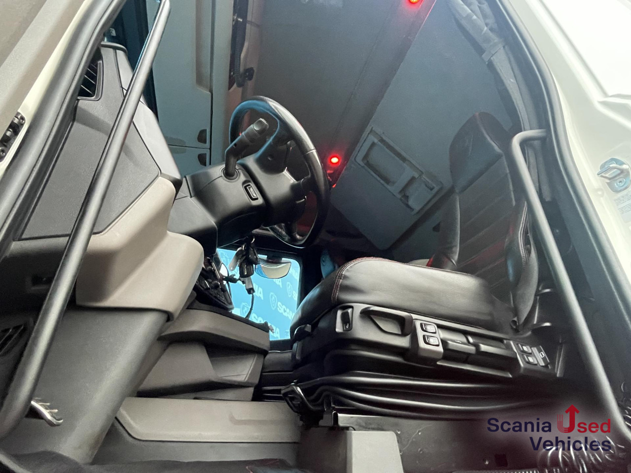 SCANIA R 650 B6x4NB RETARDER V8 WOOD KESLA 2112T CRANE - Rönkszállító teherautó, Darus autó: 5 kép. SCANIA R 650 B6x4NB RETARDER V8 WOOD KESLA 2112T CRANE - Rönkszállító teherautó, Darus autó: 5 kép.