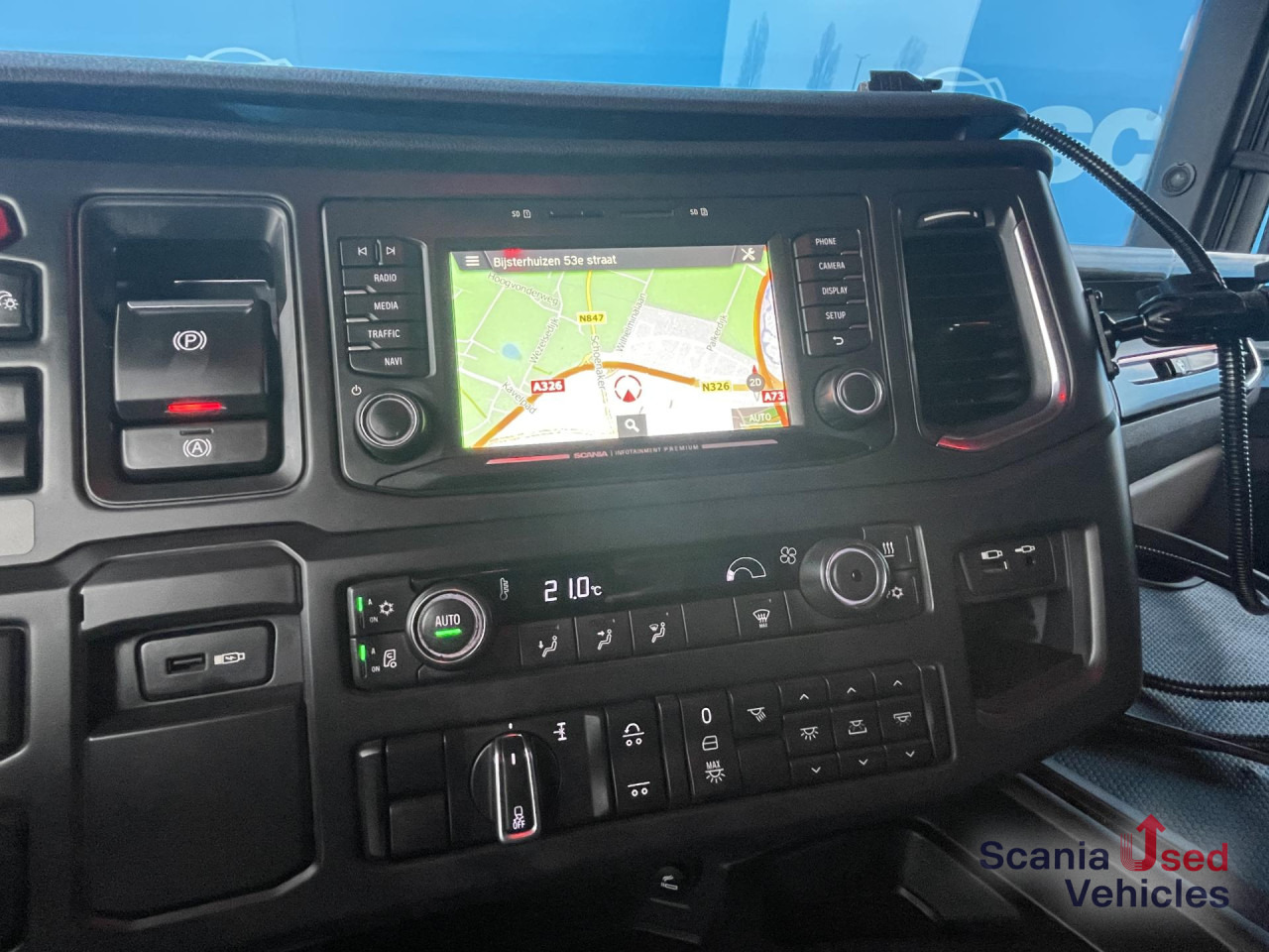 SCANIA R 650 B6x4NB RETARDER V8 WOOD KESLA 2112T CRANE - Rönkszállító teherautó, Darus autó: 2 kép. SCANIA R 650 B6x4NB RETARDER V8 WOOD KESLA 2112T CRANE - Rönkszállító teherautó, Darus autó: 2 kép.