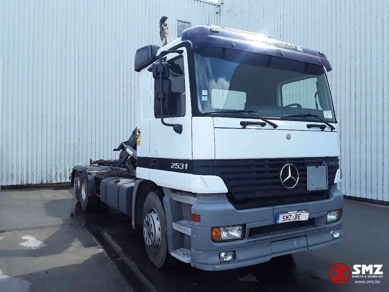 Mercedes-Benz Actros 2531 francais - Cserefelépítményes teherautó: 1 kép. Mercedes-Benz Actros 2531 francais - Cserefelépítményes teherautó: 1 kép.