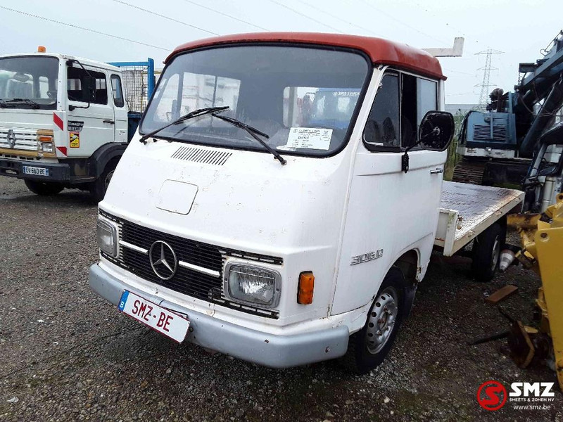 Mercedes-Benz - Platós teherautó: 3 kép. Mercedes-Benz - Platós teherautó: 3 kép.