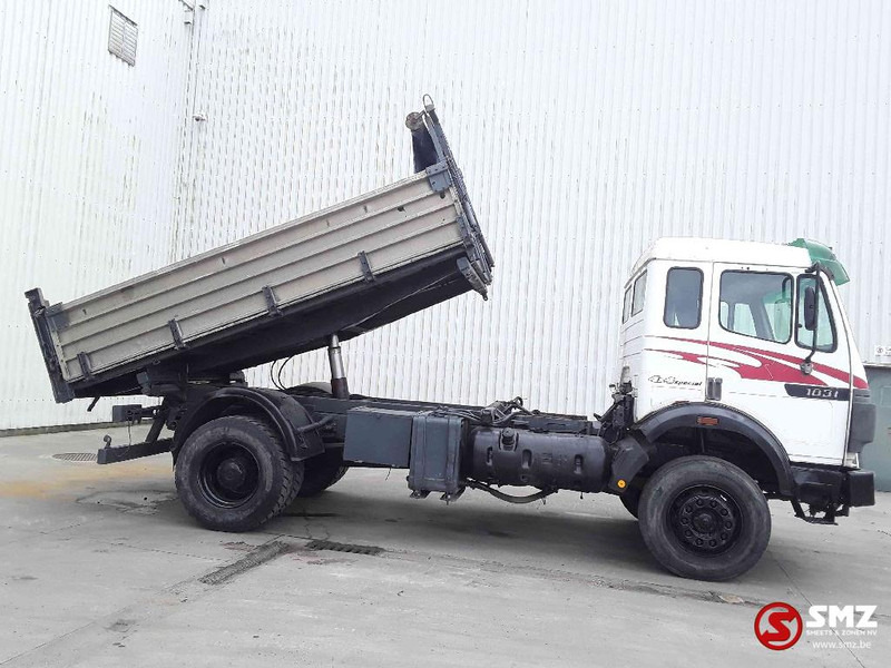 Mercedes-Benz SK 1820 4x4 - Billenőplatós teherautó: 4 kép. Mercedes-Benz SK 1820 4x4 - Billenőplatós teherautó: 4 kép.