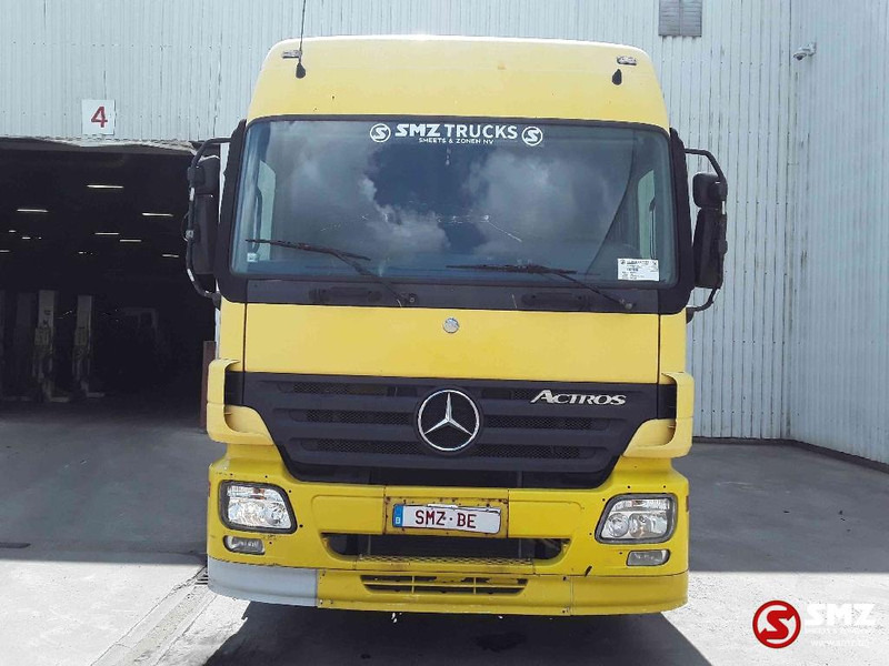 Mercedes-Benz Actros 1841 eps 3 pedals - parabrise cassé - windshield broken - Nyergesvontató: 2 kép. Mercedes-Benz Actros 1841 eps 3 pedals - parabrise cassé - windshield broken - Nyergesvontató: 2 kép.